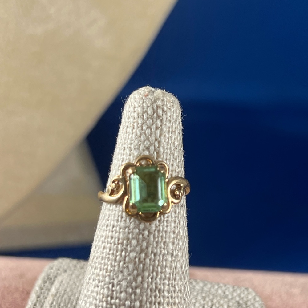 Size 5 Peridot 10 kt ring